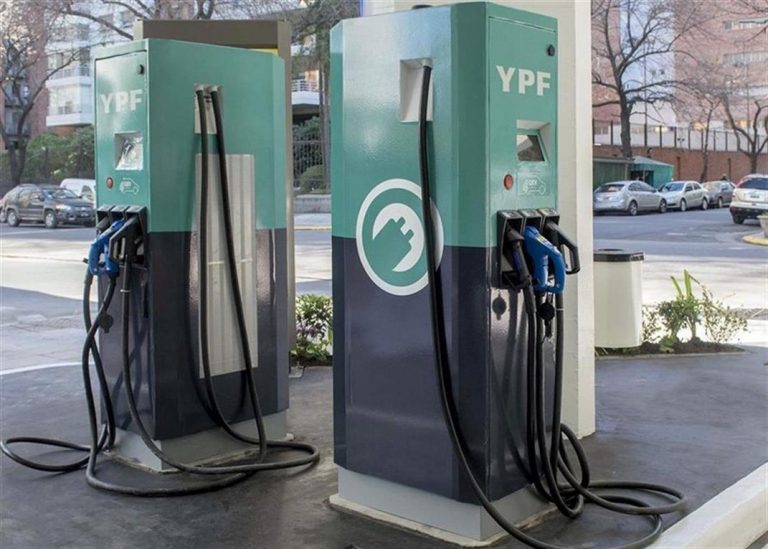 Pelea entre Edesur e YPF por el suministro eléctrico para los autos.