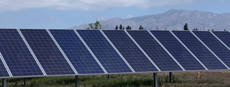 Argentina inaugura parque solar como parte de un plan de inversión en energía limpia de US$4.500M.